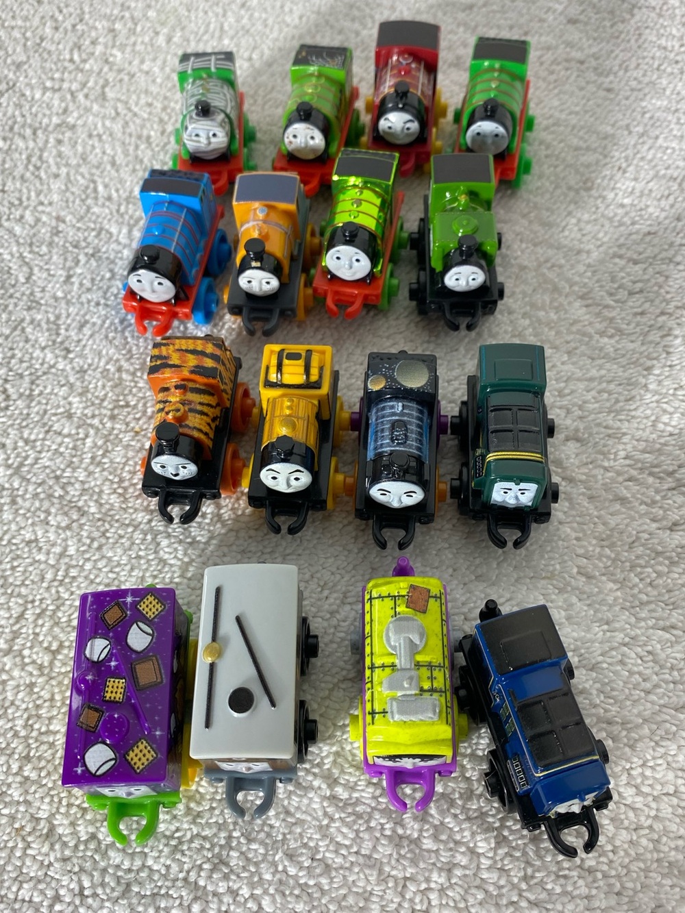 5/$35 Thomas & Friends Minis Train Lot 16 Assorted Miniature Engines & Cars